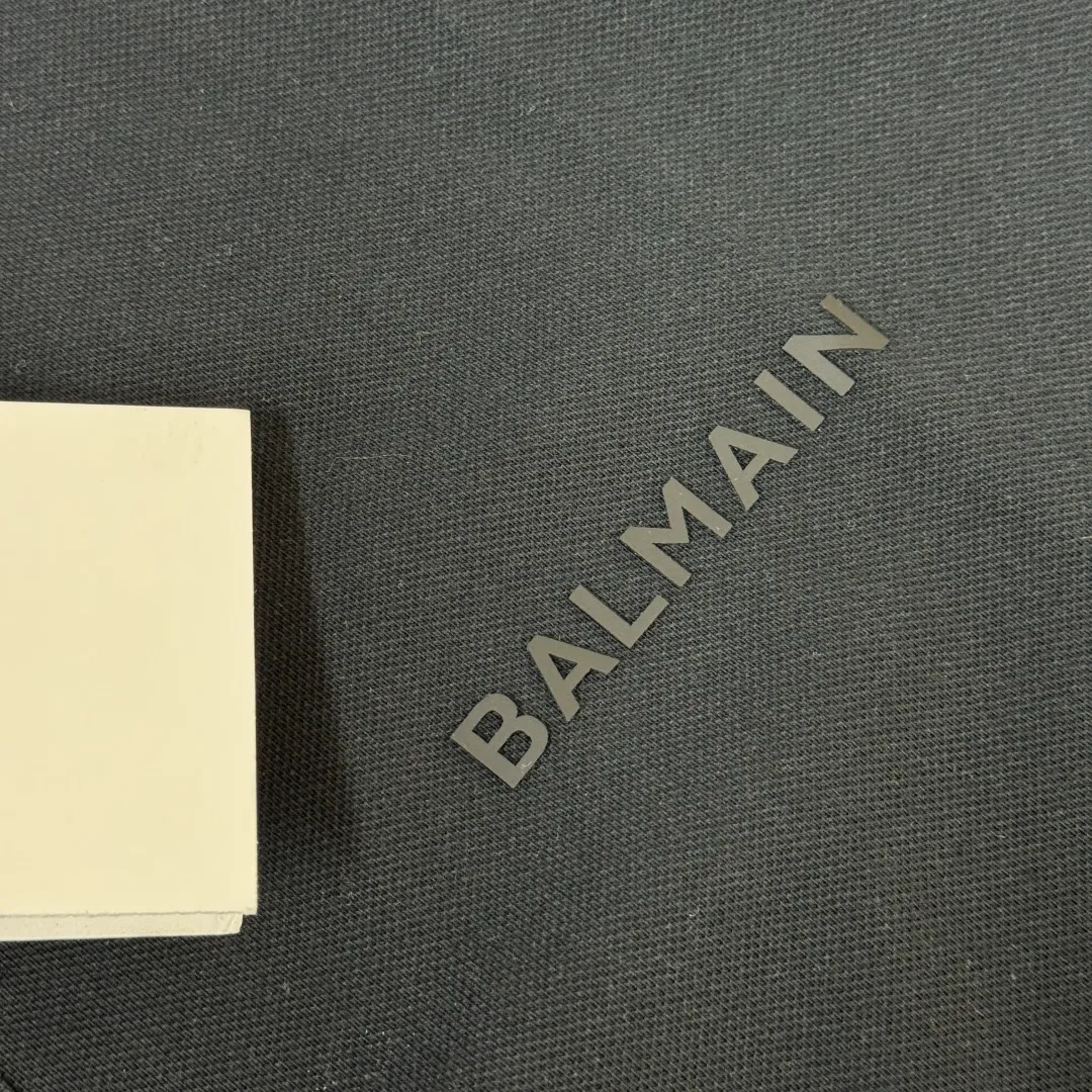 Lapel C🌟BALMAIN 2026 Newest Arrival business casual short-sleeved lapel polo shirt ~ Highly recommended ✅ Same Style for men and women ~ The fitted tailoring sets off the minimalist design style, showing the elegant style at a glance! As a brand that pursues design and tailoring techniques, the materials used will never disappoint! High count mercerized cotton material! The fabric surface is fine and smooth, soft and skin-friendly, the cotton is full and elastic, and the upper body is high-end yet crisp and stylish👍 Color: Black White Size: M L XL XXL 3XL (please state your height and weight when placing an order!)